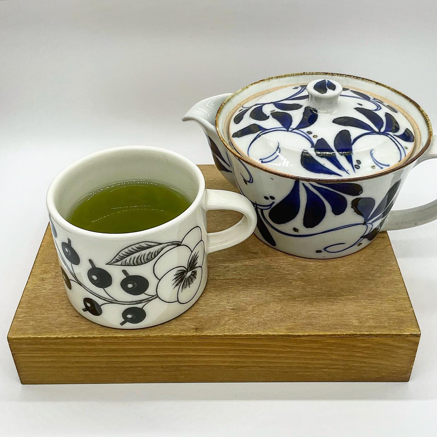 今日のティータイム美味しいお茶と美味しいおやつ寒さを感じる今日は、お気に入りのティーポットとマグカップでちょっと濃いめに緑茶を入れて…🫖あま〜いお菓子でティータイムなんていかがでしょうか